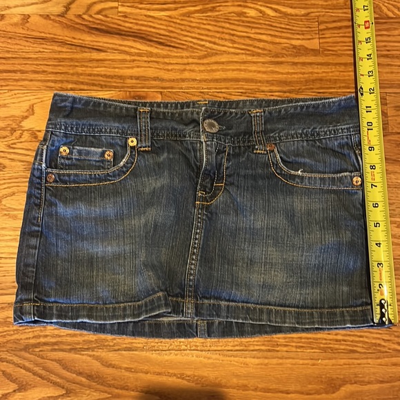 American Eagle short jean skirt, would say it fits more like a size 6 - Picture 8 of 8